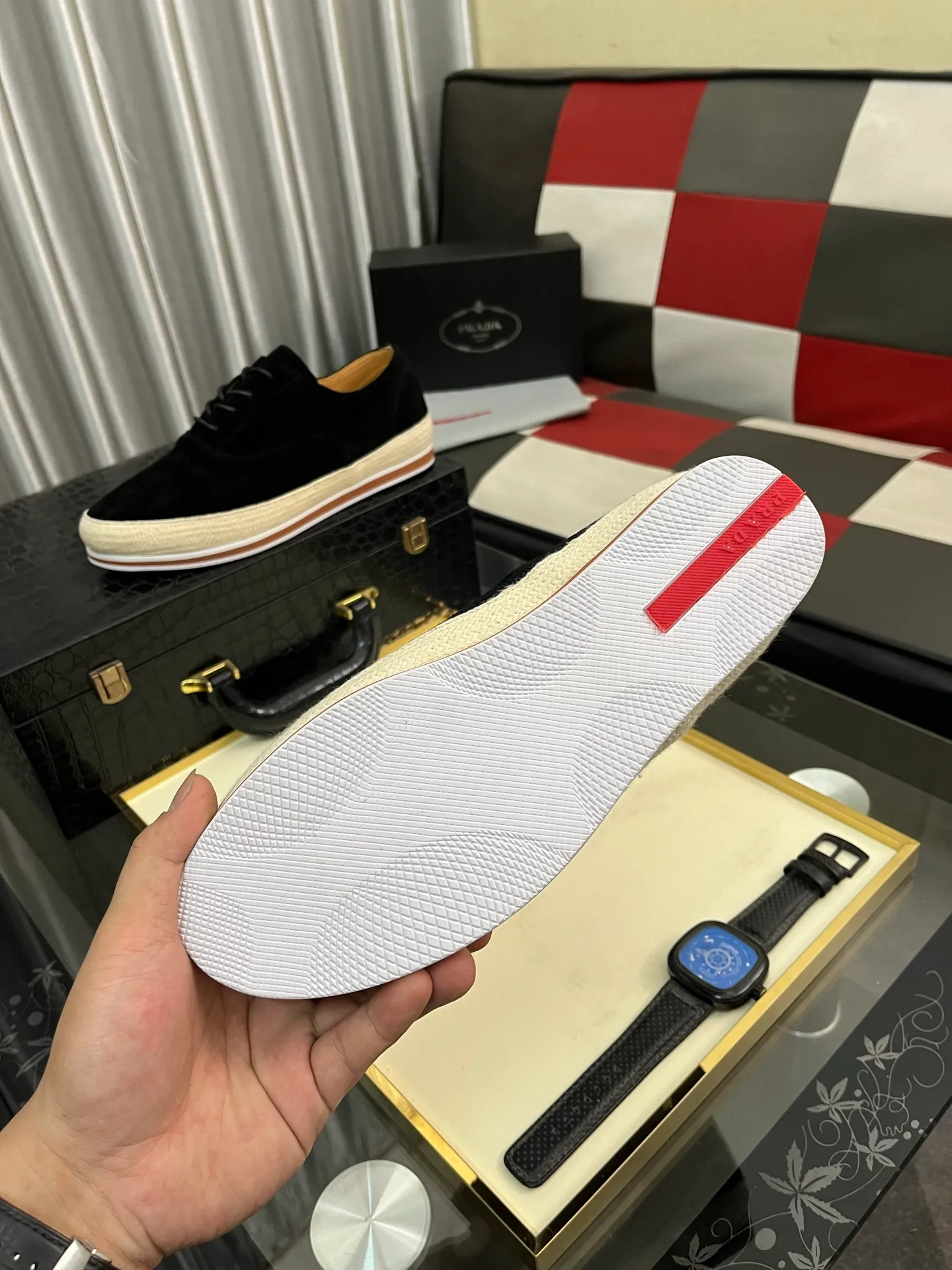 Men's shoes 💰440⌚️⌚️【PRADA】Prada ~ unique and casual style. New models from Prada official website are coming [Celebrate][Celebrate]🏃High-end brand casual shoes ➕Full set of packaging😍😍 Men's 2023 counters are on sale simultaneously, Italian imported brands select first-layer Italian cowhide. 🐑Sheepskin lining (refuses to discolor and rub feet) Sole: Original sole specially provided by the original factory 🎬Better in kind Size number: 38-442️⃣Colors available
